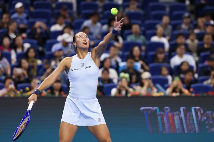 全场轰出20记ACE 郑钦文伤愈复出收获赛季开门红