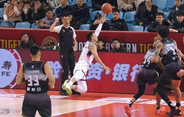 山东男篮错过23分大逆转,客场惜败天津,克里斯在场输了18分