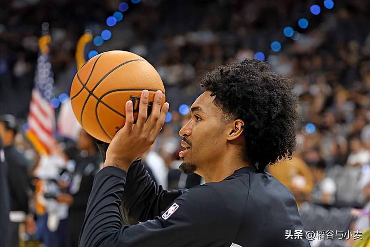 又一次成功扮演了第六人的角色,快船侧翼新星缺少得了只是稳定性