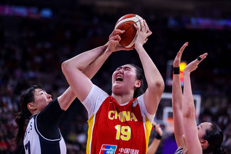 2场摘27篮板+13进攻篮板，火箭组建内线禁飞区！23岁高塔临时转型