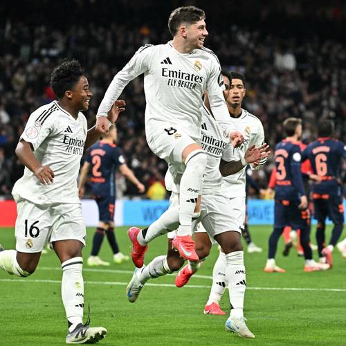 德天空：莱万拒绝沙特的多份丰厚报价，将留队至本赛季结束