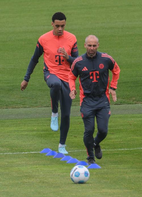 西媒:佩德里康复进展顺利,已经恢复在草坪上的跑步训练