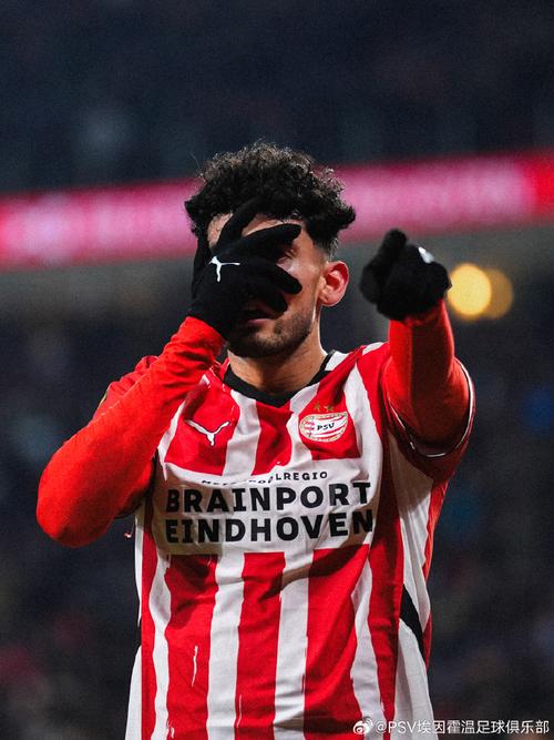 官方：莱比锡签下埃因霍温18岁边锋托马斯，双方签约至2031年