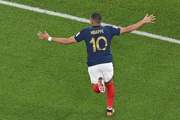 要输给姆巴佩了姆巴佩少用近70场情况下就超了大罗生涯总进球