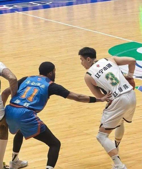 四川男篮47比105惨败新疆男篮