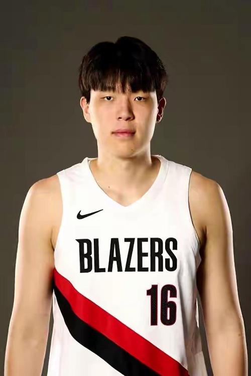 开拓者半场落后骑士杨瀚森缺席上半场较量