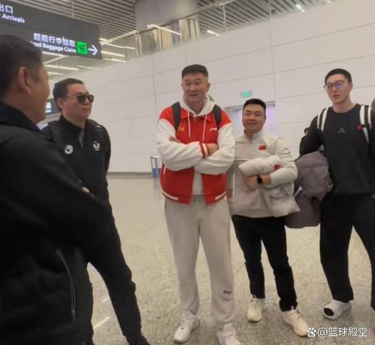 杜锋再展情商!机场偶遇王怀玉为其庆生,徐杰起头,全员唱生日歌