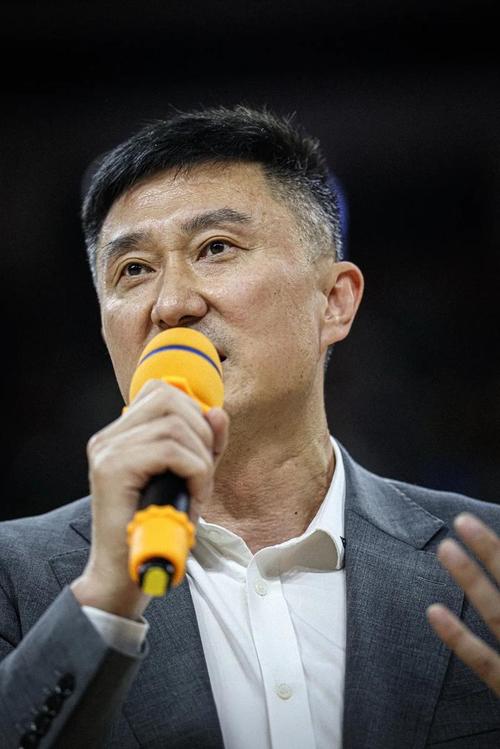 失望!广东队重磅引援,打8分钟5犯下场球迷:杜锋看走眼了