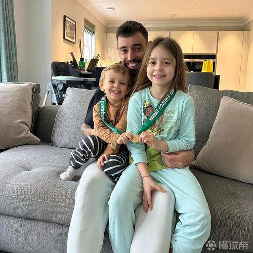 鲁尼晒出B费和自己小儿子的合影：做得好啊伙计们