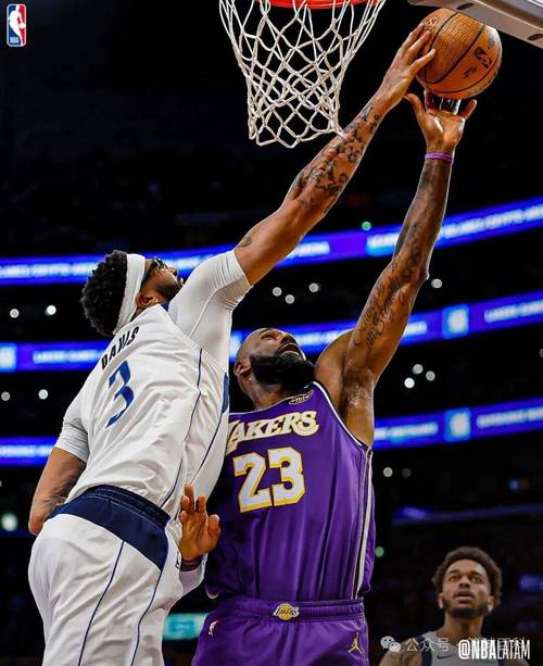 东詹空砍52+20+14！湖人硬碰硬跌至9胜11负两大致命短板肉眼可见