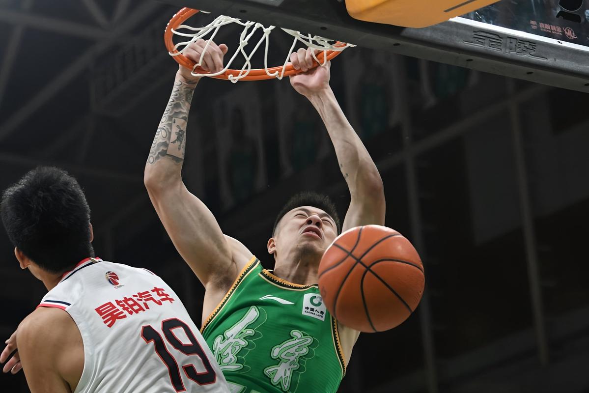 上海男篮拒绝输球!全力击败广东宏远,李添荣回归,央视直播