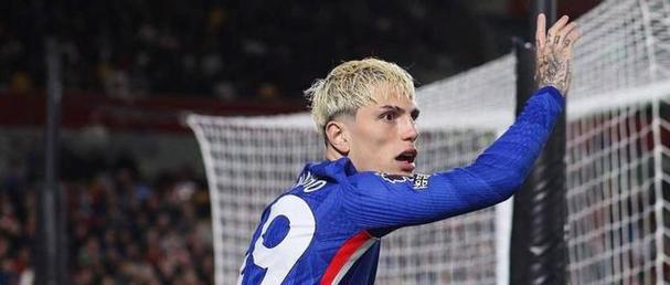 内维尔:加纳乔一直颇具争议,如今在左路信心尽失、狼狈不堪