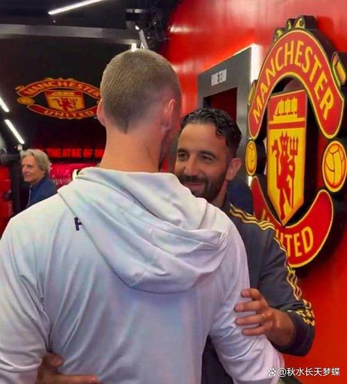 记者:谢什科在比赛结束两小时后仍留下给场外的球迷签名合影