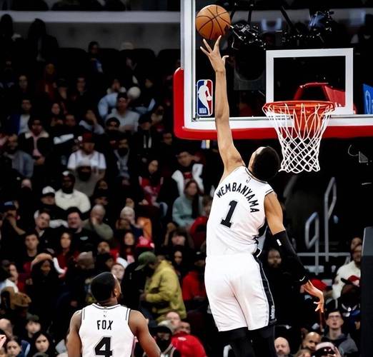 文班25+8+5帽马刺双杀魔术状元对决完胜班凯罗19+10