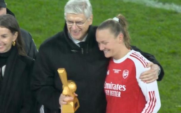 重返酋长球场，温格为阿森纳女足颁发女子冠军杯冠军及金靴奖