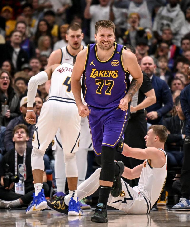 詹姆斯东契奇率队完败尼克斯，没有防守的湖人其实就是糊人