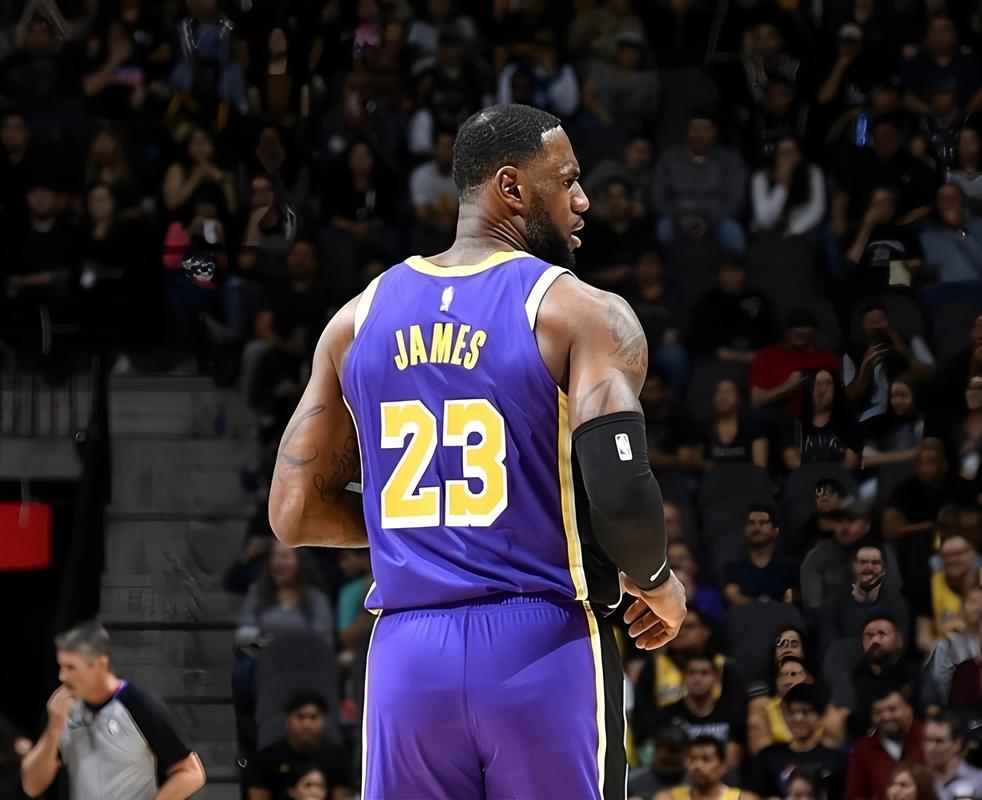 詹皇进全明星实至名归！既不防守又刷数据，铁血2分太适合表演赛