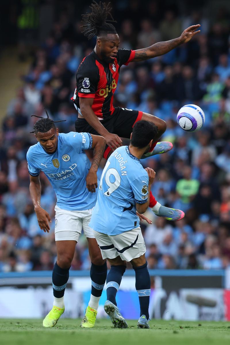 自2007年12月以来，曼城首次连续3场英超下半场0射正