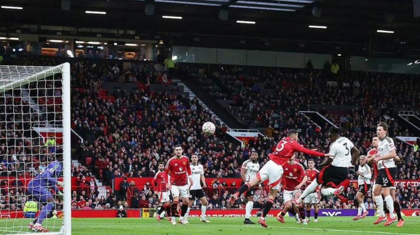 卡里克三连胜！曼联3比2富勒姆，终场前连丢两球、谢什科94分钟绝杀