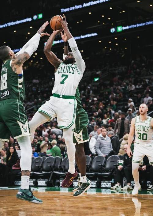 库兹马打铁二轮秀空砍25+6+7，杰伦布朗30分，凯尔特人复仇雄鹿