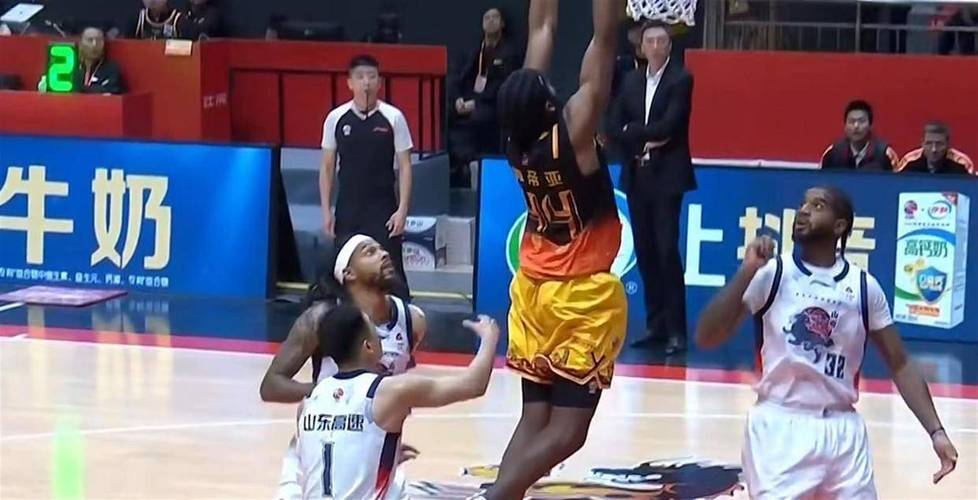 中国篮坛最疯狂一夜！32队16场激烈厮杀：广东北京全被爆冷掀翻