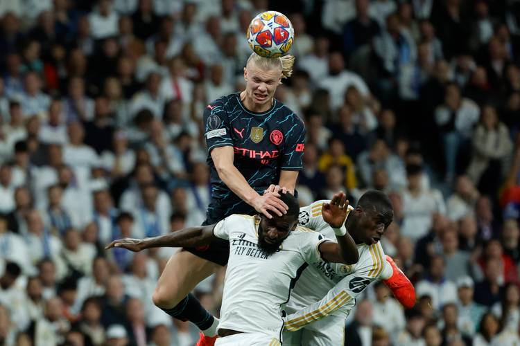 11场2球1助攻！哈兰德被球迷吐槽：踢得太软了，被抱摔还嘻嘻哈哈