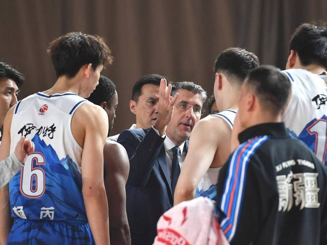 新疆队以58分优势战胜四川队,四川队遭遇22连败,阿不都贡献19分6篮板7助攻,杨芮得到17分_CBA直播