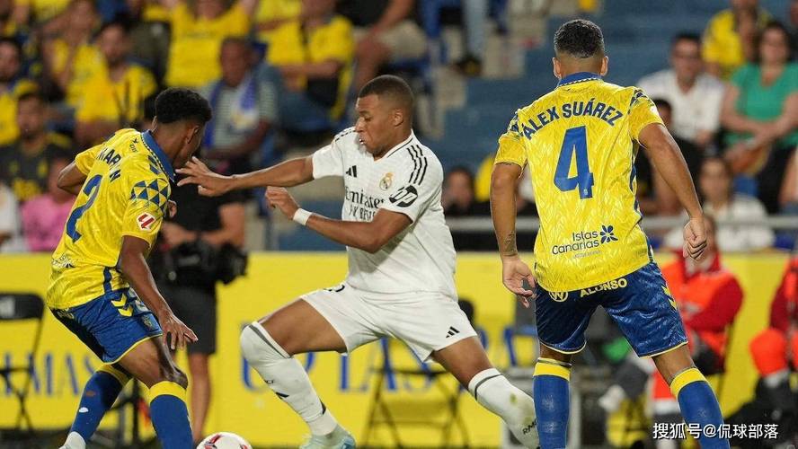 姆巴佩点射绝杀，西媒疯狂嘲讽皇马：赢球靠许愿，禁区乞讨拿3分