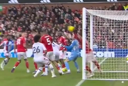 十人诺丁汉森林11水晶宫，威廉斯复制苏牙“门线扑救”被罚下