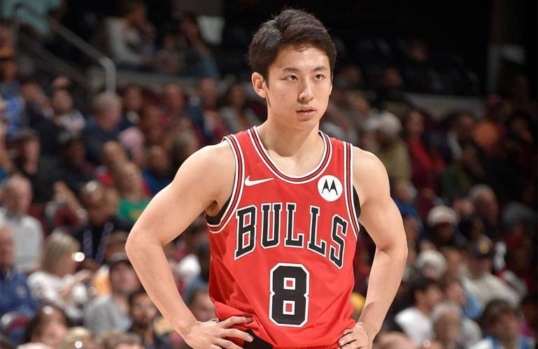 NBA官方置顶：1米72的河村勇辉跳球赢了1米96的球员