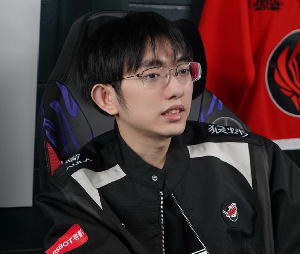 赛后采访圣枪哥：我们下路组非常可靠，不管什么英雄都能拿出来