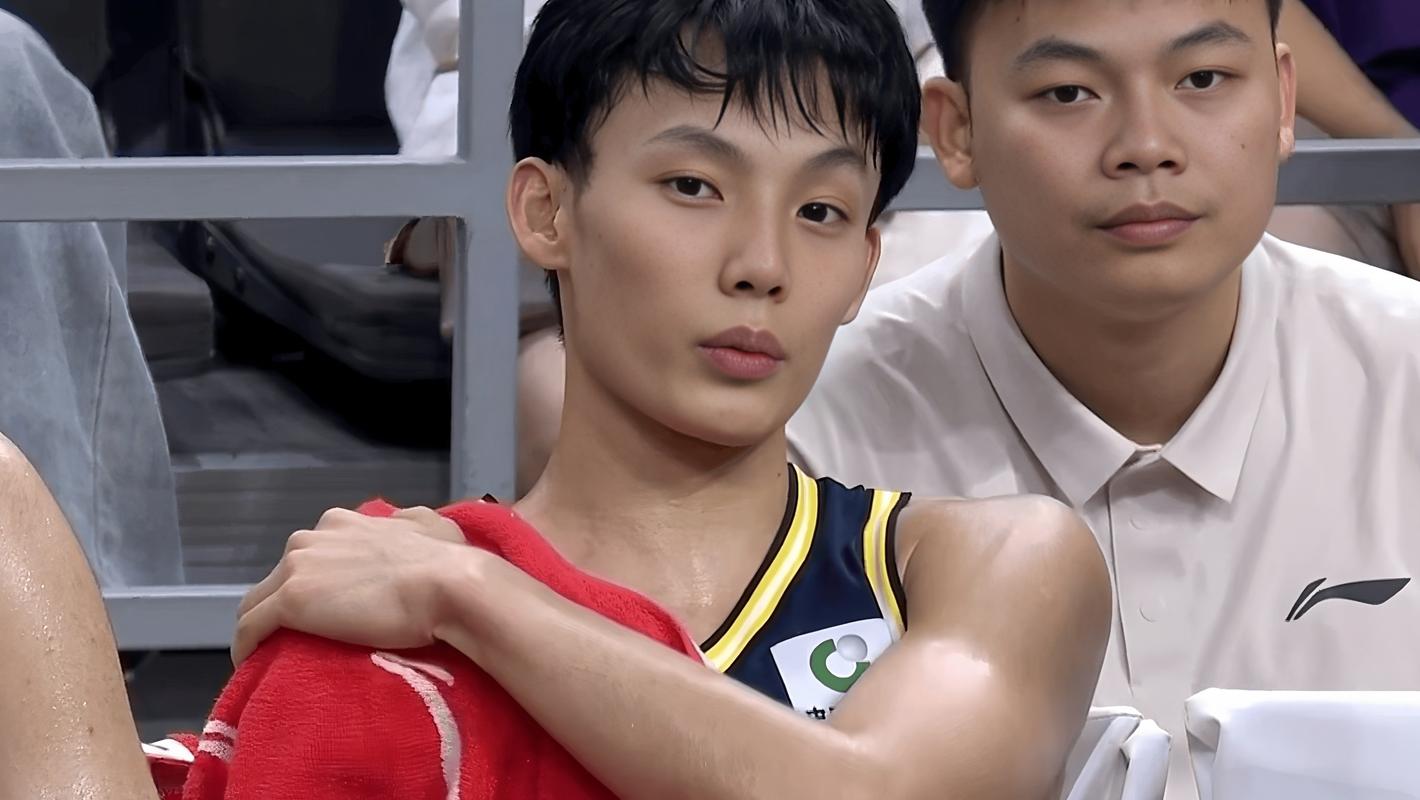爆冷！广东男篮完败，杜锋无奈代价太大：3人罚下，徐杰受伤离场