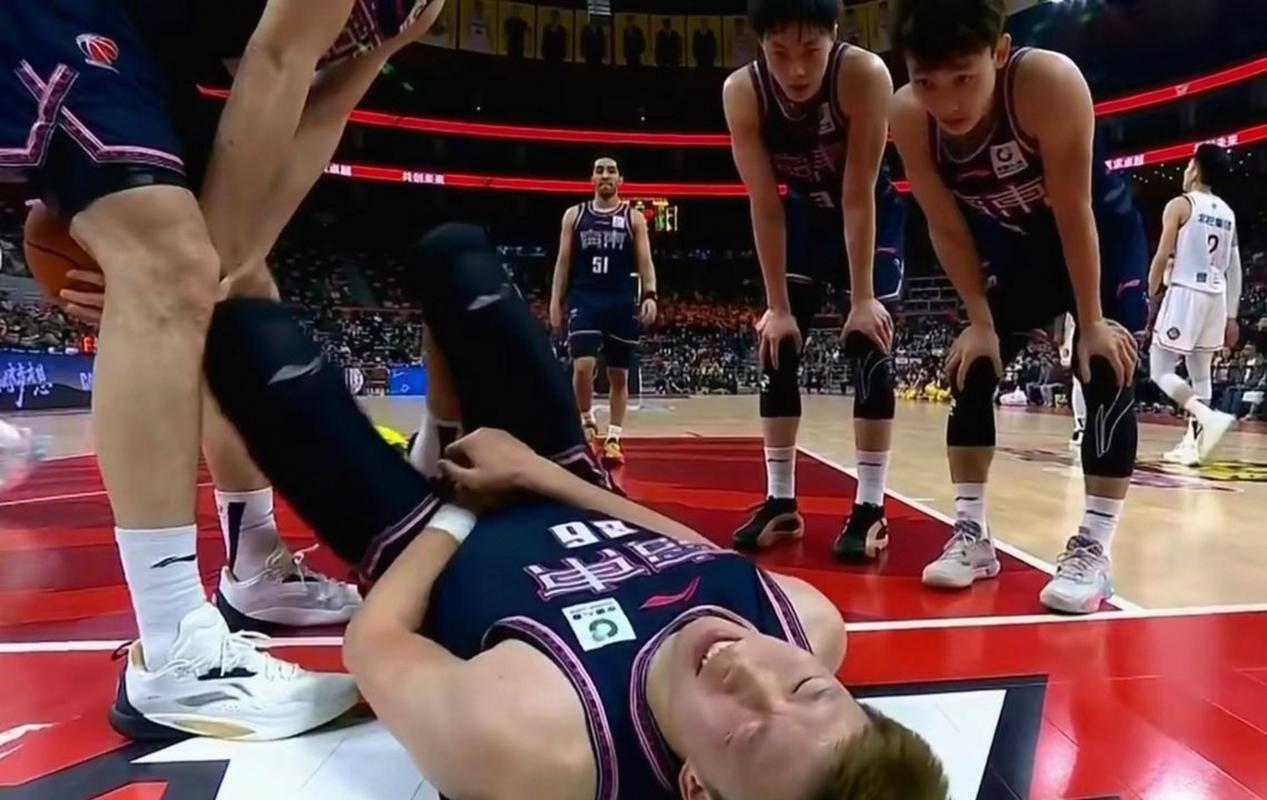 真不怪辽宁队，宁波男篮队史首胜广东，徐杰意外受伤敲响警钟