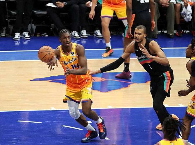 锁死文班亚马！黄蜂内线新星这段时间的进步幅度真是相当惊人