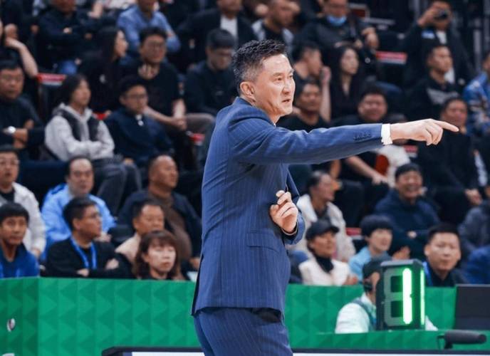 耻辱啊！广东队史首次负黑马，杜锋被洋帅上一课，票王复出又受伤