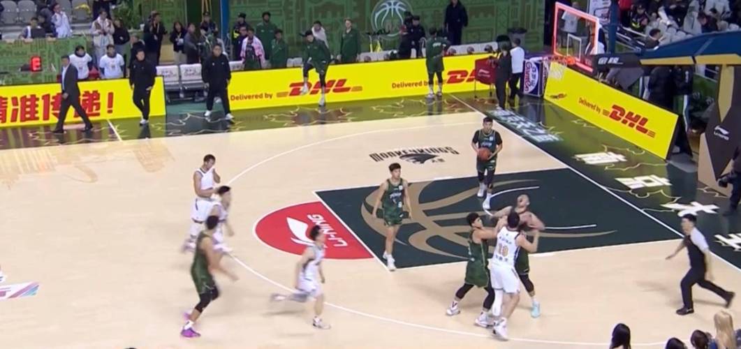 四川同曦垃圾时间冲突官宣！4人被禁赛，共罚16万，主帅也被罚款