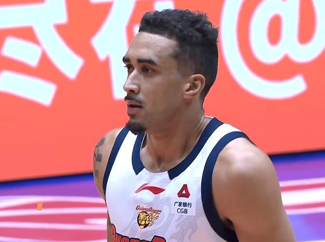 广东13分惨败宁波！徐杰伤退，胡明轩9中2，奎因24+8，萨姆纳24+7