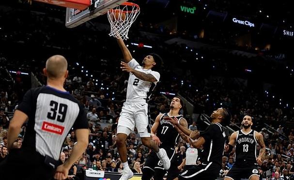 超级第六人的状态突然间明显下滑，马刺也是最终输掉了比赛