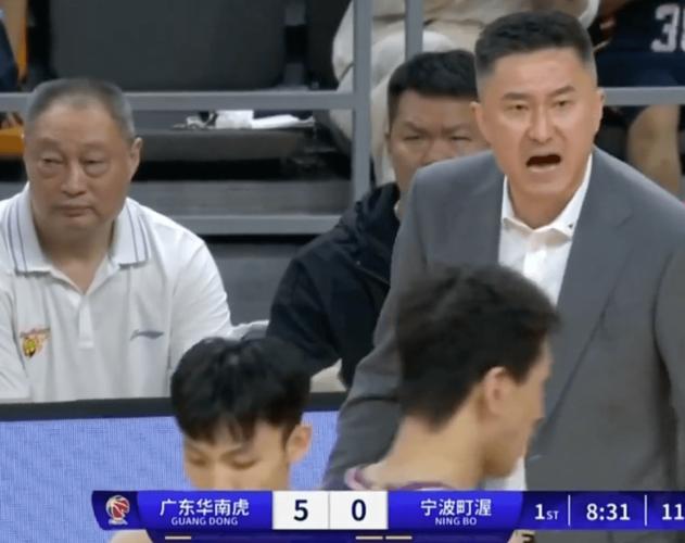 广东队轰然倒下，CBA爆大冷！杜锋摇头苦笑，一战暴露2大致命问题