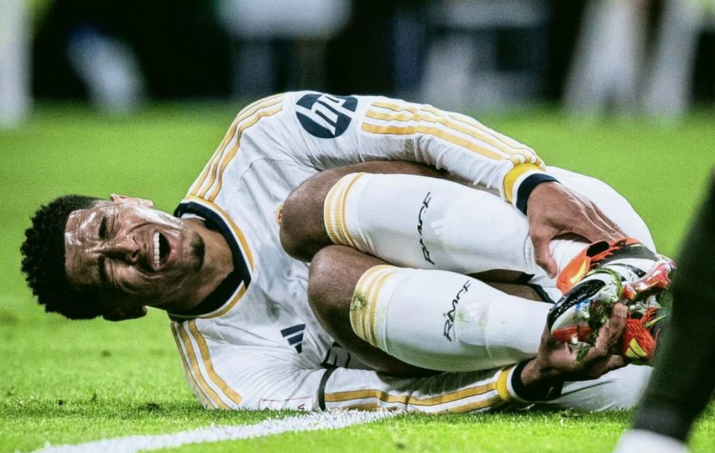 皇马遭暴击！贝林厄姆爆哭，左腿拉伤闪退，伯纳乌球迷送掌声