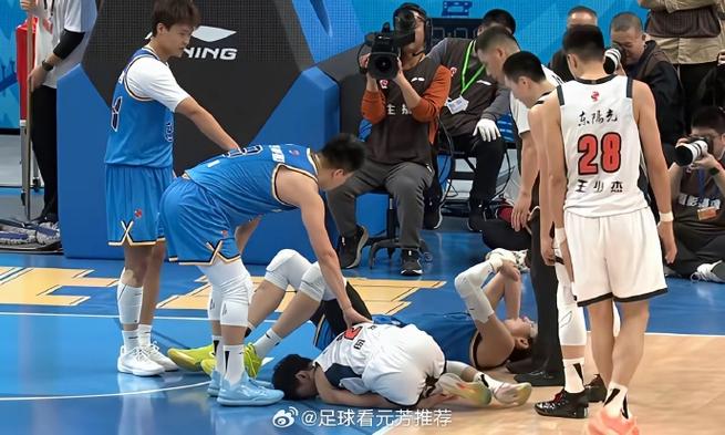 突发！徐杰意外受伤，被队友搀扶下场，表情十分痛苦