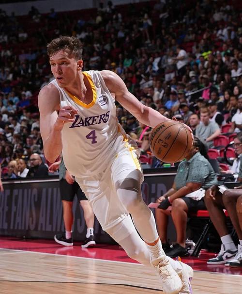 美媒建议湖人3换1老鹰极品3D，场均20+4后卫加盟湖人，驰援东詹