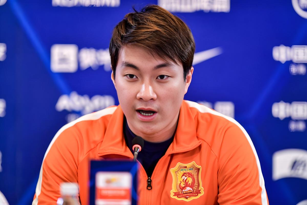 战亚泰质疑裁判染红，李提香：那场赛后浙江与我暂停续约谈判