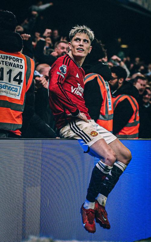 帕尔默终场前离谱射门直冲云霄，罗塞尼尔场边抱头不可思议