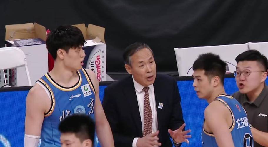 备战青岛！除周琦外均踩场，许利民捡球，雷蒙曾凡博带伤表态出战