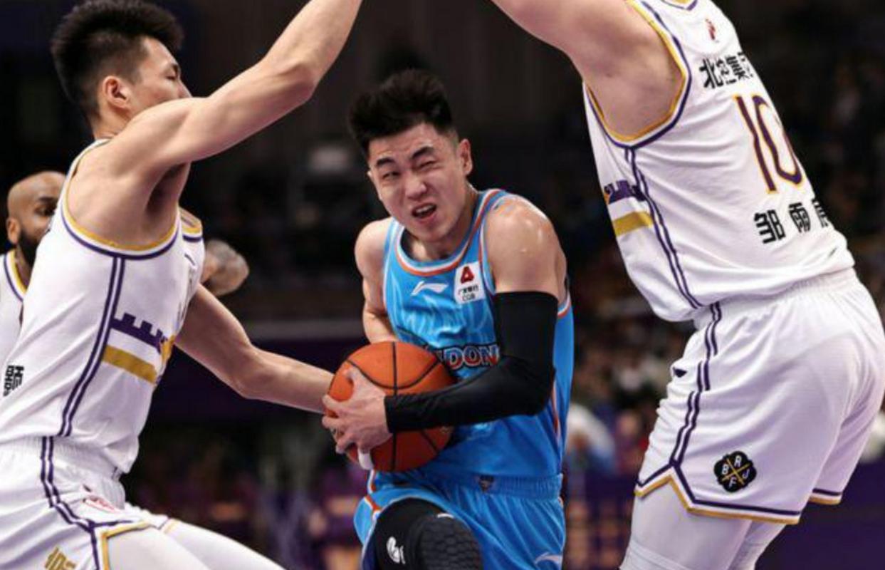 无法容忍！高诗岩不传球，山东三分王失效，郭艾伦+徐昕同时低迷