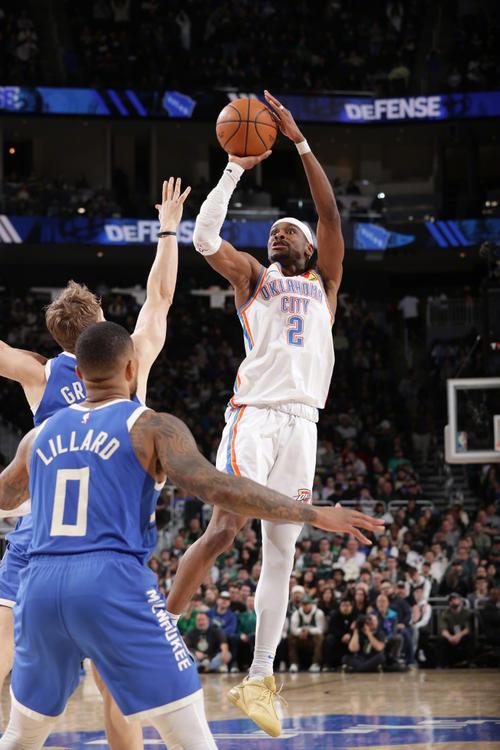 亚历山大独扛重任！残阵雷霆客场战雄鹿，伤病能否成胜负转折点