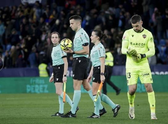 莱万特vs马竞的比赛中两名边裁都是女性，为西甲历史首次