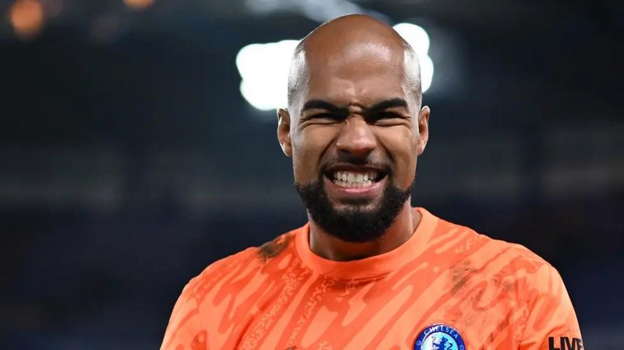 中场时罗伯特桑切斯对着愤怒的切尔西球迷咆哮：支持球队