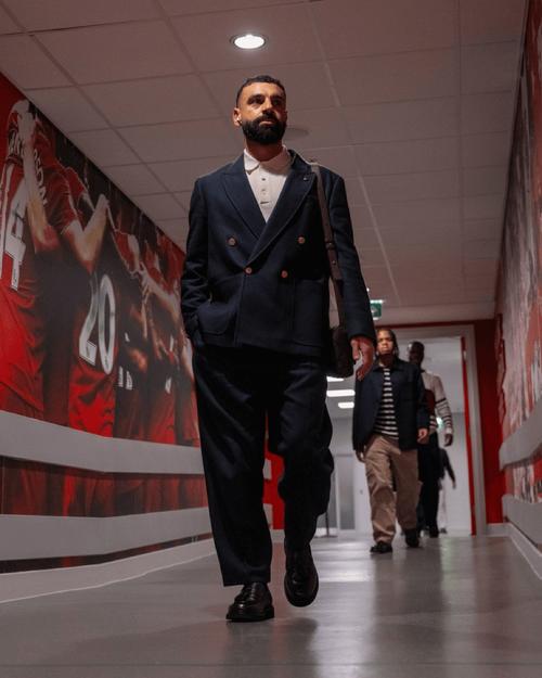 利物浦球员穿上了新赞助商的服装，球迷调侃萨拉赫像火车司机